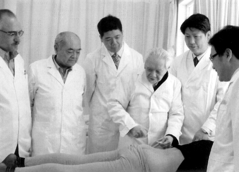 年近九旬的程莘农(右三)仍坚持在临床带教